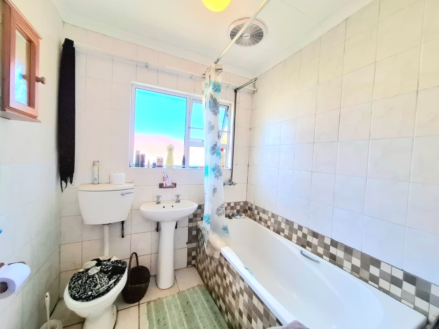 6 Bedroom Property for Sale in Gonubie Eastern Cape